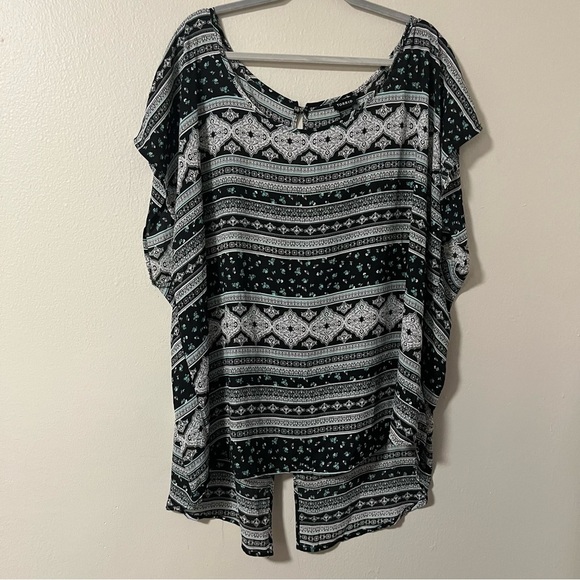NWT Torrid Black and White Geometric Tunic Plus Size 4X Tribal Aztec Boho - Picture 2 of 6